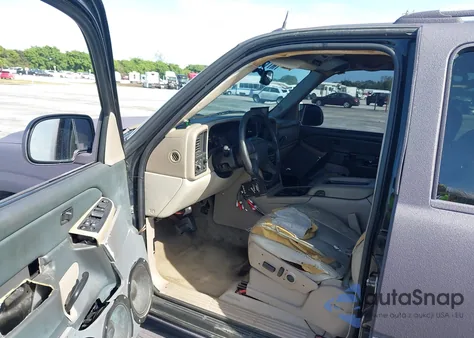 2005 Chevrolet Suburban 1500 Lt z USA, uszkodzony, nr VIN 1GNEC16Z45J115668